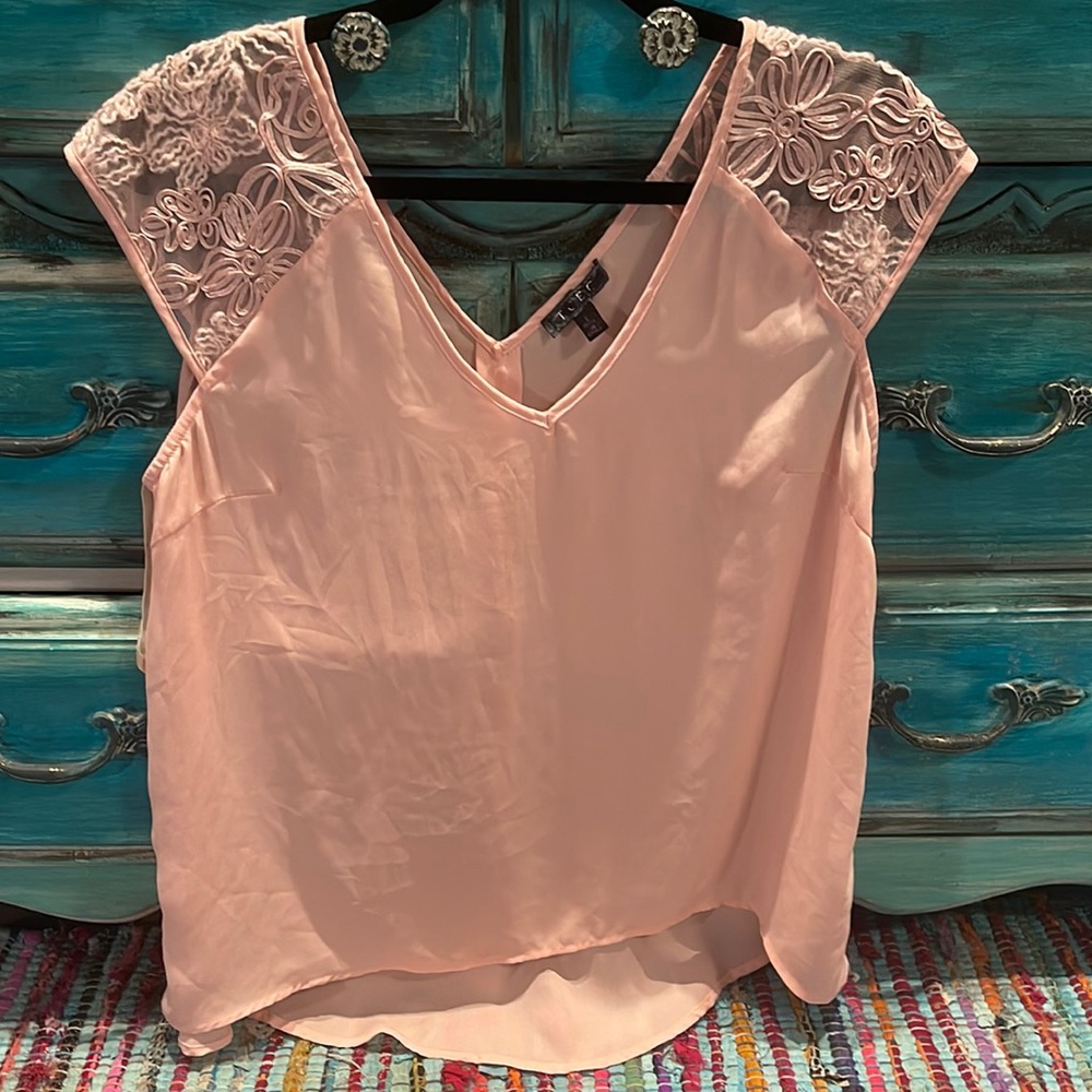 TCEC floral embroidery capped pink sleeve high low top